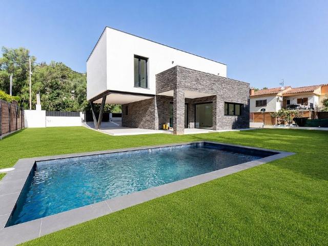 Chalet en venta en calle De la Riera, Calonge, de 182 m² 4 habitaciones por 779.000