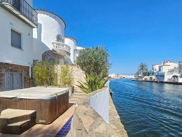 Chalet en venta en calle De la Valira, Castelló d´Empúries, de 165 m² 6 habitaciones por 795.000