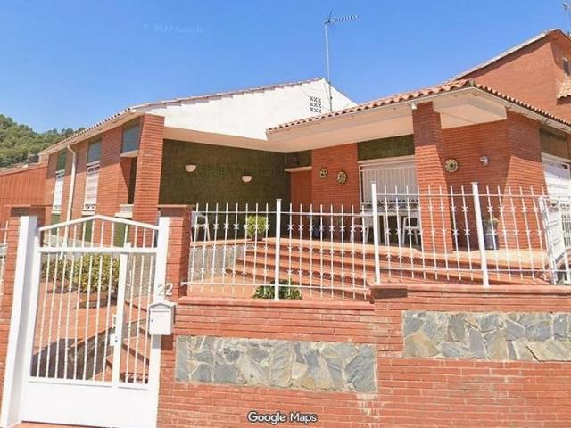 Chalet en venta en calle De L'acàcia, Viladecans, de 107 m² 4 habitaciones por 795.000