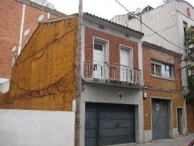 Chalet en venta en calle De Larra, Sabadell, de 152 m² 3 habitaciones por 206.800