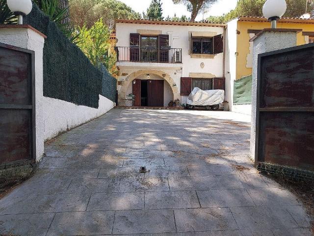 Chalet en venta en calle De Les Agudes, Santa Cristina d´Aro, de 128 m² 2 habitaciones por 290.000 €