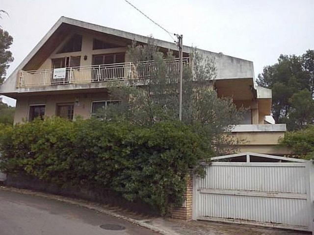 Chalet en venta en calle De Les Bassetes, Castellar del Vallès, de 312 m² 1 habitación por 248.000