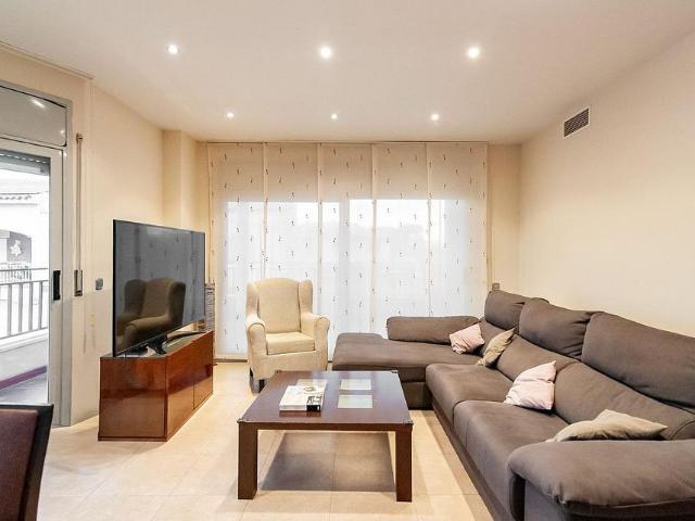 Chalet en venta en calle De Les Casetes, Pacs del Penedès, de 174 m² 4 habitaciones por 390.000