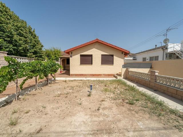 Chalet en venta en calle De Les Flors de Lliri, Móra d´Ebre, de 84 m² 3 habitaciones por 275.000
