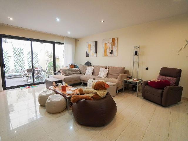 Chalet en venta en calle De Les Roselles, Hospitalet de Llobregat, L´, de 150 m² 4 habitaciones por 715.000