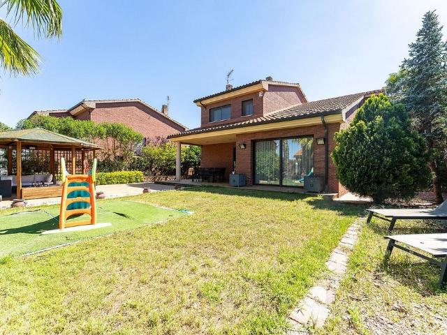 Chalet en venta en calle De Lituània, Reus, de 198 m² 5 habitaciones por 550.000