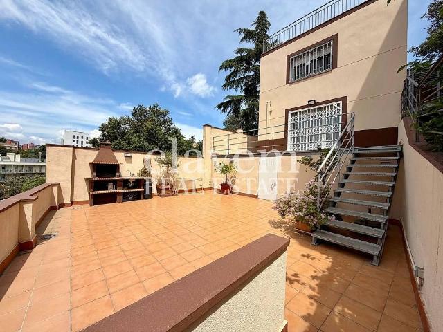 Chalet en venta en calle De Llerona, Barcelona, de 91 m² 3 habitaciones por 687.000