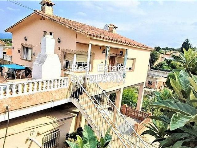 Chalet en venta en calle De Montbarbat, Lloret de Mar, de 156 m² 3 habitaciones por 227.000