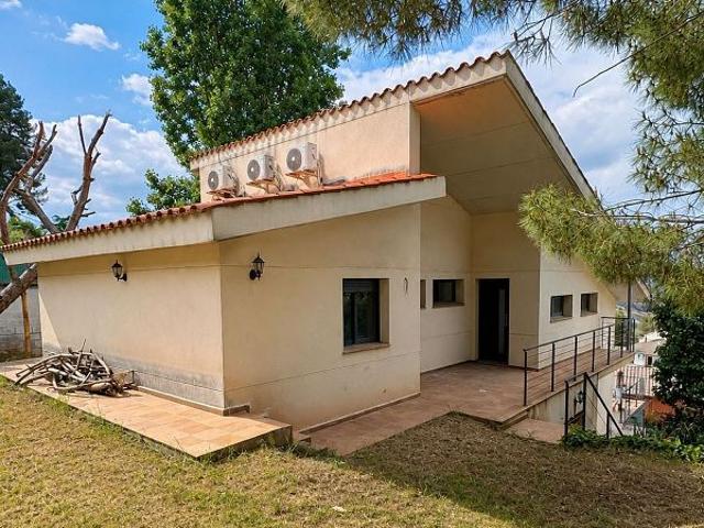 Chalet en venta en calle De Maria Sunyol, Castellví de Rosanes, de 253 m² 4 habitaciones por 439.000