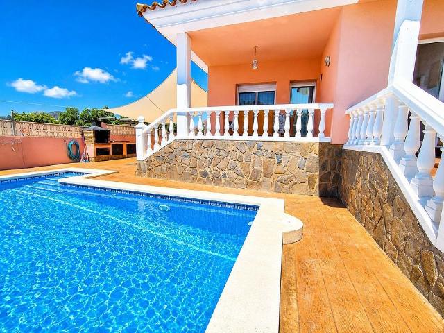 Chalet en venta en calle De Nicaragua, Mont Roig del Camp, de 320 m² 5 habitaciones por 620.000