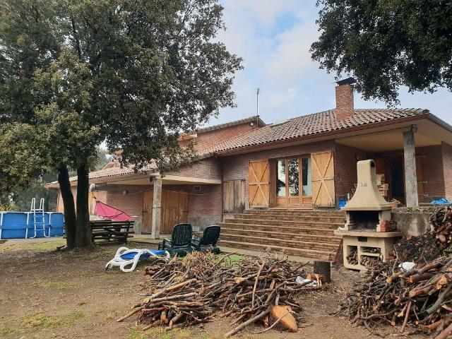 Chalet en venta en calle De Sant Feliu, Castellar del Vallès, de 330 m² 6 habitaciones por 665.000