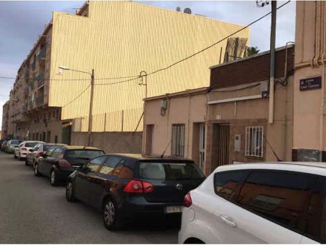 Chalet en venta en calle De Sant Ferran, Terrassa, de 81 m² 4 habitaciones por 174.500