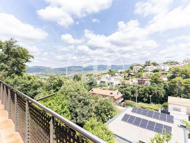 Chalet en venta en calle De Sant Jeroni, Terrassa, de 210 m² 5 habitaciones por 565.000