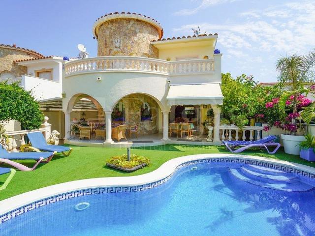 Chalet en venta en calle De Sant Morí, Castelló d´Empúries, de 153 m² 4 habitaciones por 525.000
