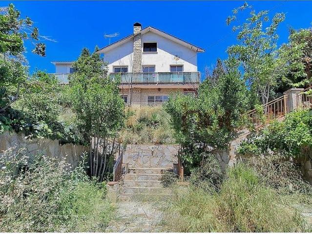 Chalet en venta en calle De Santiago Rossinyol, Esparreguera, de 136 m² 5 habitaciones por 359.000