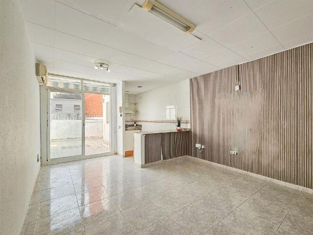 Chalet en venta en calle De Watt, Terrassa, de 71 m² 3 habitaciones por 315.000