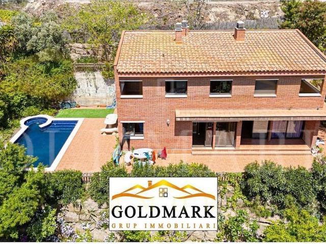 Chalet en venta en calle De Tomàs Guerrero, Corbera de Llobregat, de 200 m² 3 habitaciones por 675.000