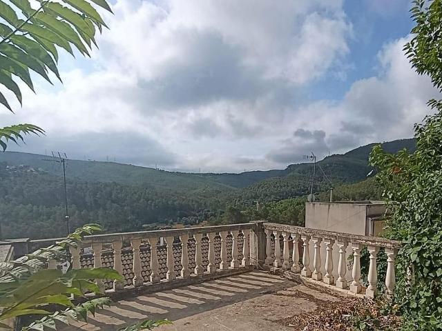 Chalet en venta en calle De Uruguai, Vallirana, de 140 m² 4 habitaciones por 215.325