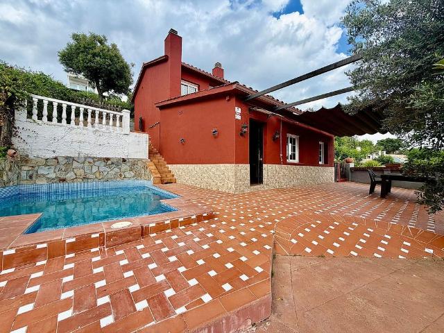 Chalet en venta en calle Del Matagalls, Corbera de Llobregat, de 120 m² 3 habitaciones por 305.000