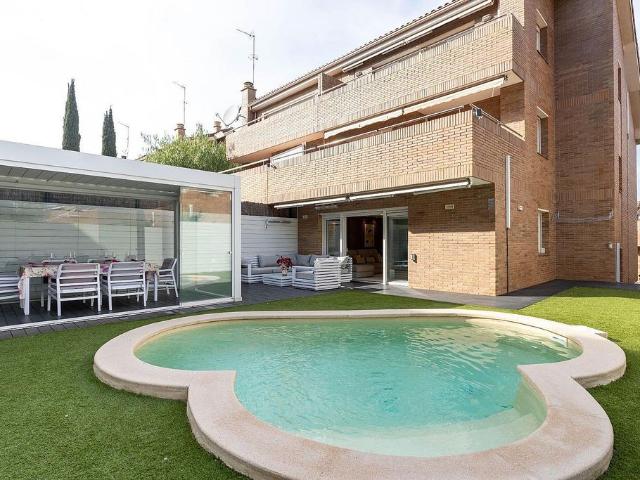 Chalet en venta en calle Del Badabadoc, Sant Quirze del Vallès, de 318 m² 4 habitaciones por 795.000