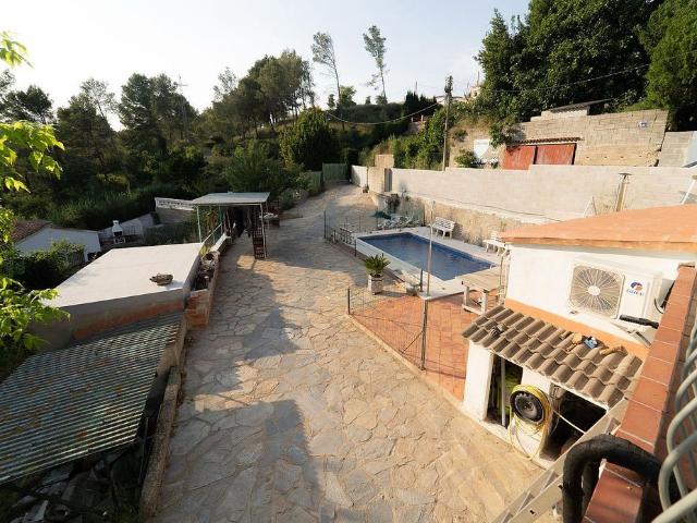 Chalet en venta en calle Del Blat, Esparreguera, de 134 m² 3 habitaciones por 214.900
