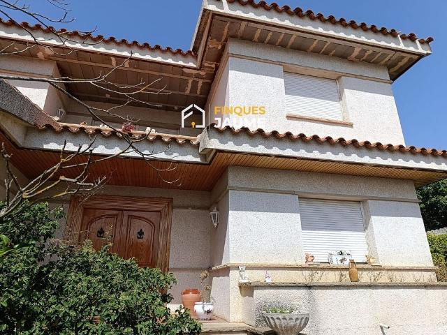 Chalet en venta en calle Del Cabernet, Lleida, de 250 m² 4 habitaciones por 298.000