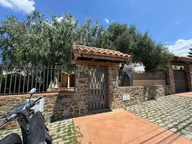 Chalet en venta en calle Del Cadí, Roses, de 365 m² 4 habitaciones por 564.500