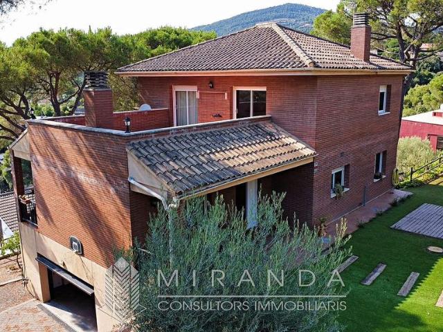 Chalet en venta en calle Del Canigó, Ametlla del Vallès, l´, de 200 m² 5 habitaciones por 545.000