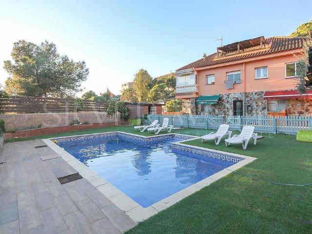Chalet en venta en calle Del Canigó, Sant Fost de Campsentelles, de 234 m² 4 habitaciones por 550.000