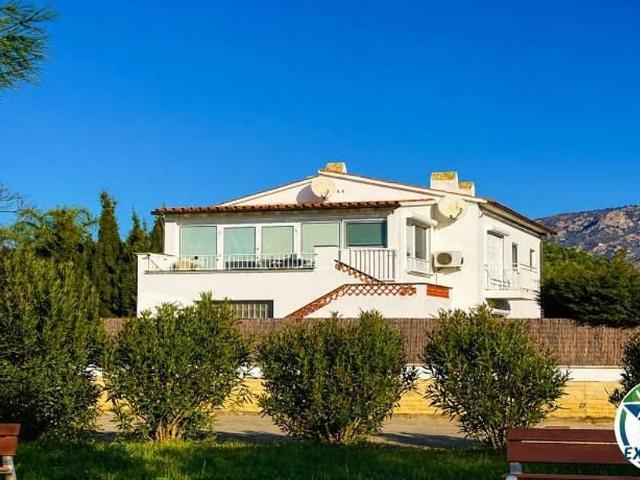 Chalet en venta en calle Del Castanyer, Roses, de 125 m² 4 habitaciones por 475.000