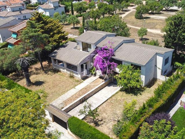 Chalet en venta en calle Del Castell D'almansa, Cambrils, de 375 m² 6 habitaciones por 580.000