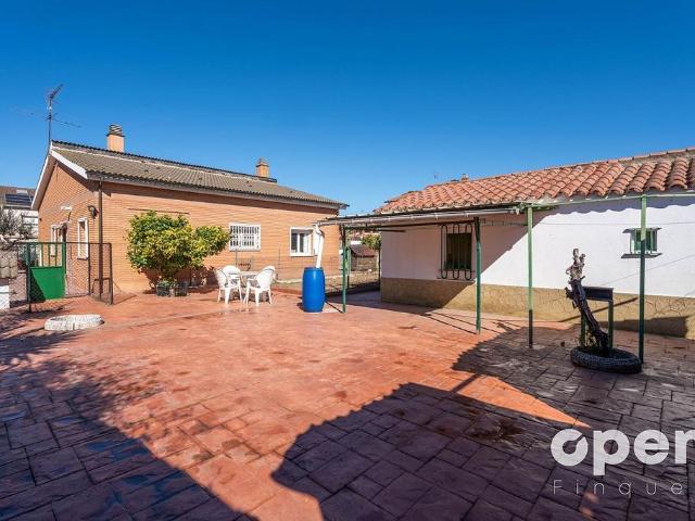 Chalet en venta en calle Del Futbol, Rubí, de 180 m² 3 habitaciones por 545.000