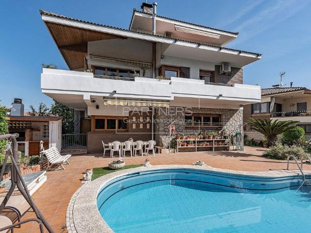 Chalet en venta en calle Del Gaig, Palau solità i Plegamans, de 311 m² 6 habitaciones por 549.000