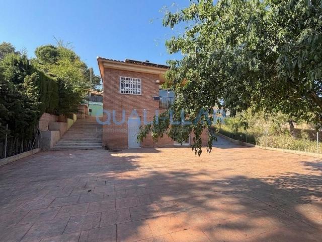 Chalet en venta en calle Del Garraf, Corbera de Llobregat, de 147 m² 4 habitaciones por 338.000