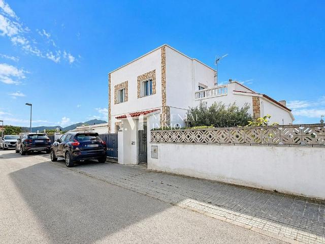 Chalet en venta en calle Del Llimoner, Roses, de 282 m² 3 habitaciones por 495.000