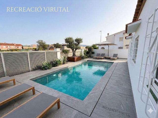 Chalet en venta en calle Del Puigmal, Castelló d´Empúries, de 90 m² 3 habitaciones por 270.000