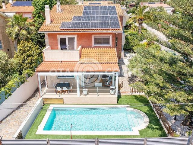 Chalet en venta en calle Del Pallars, Reus, de 380 m² 5 habitaciones por 585.000