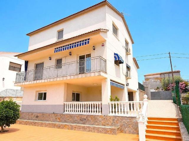 Chalet en venta en calle Del Penedès, Lliçà d´Amunt, de 249 m² 5 habitaciones por 439.000
