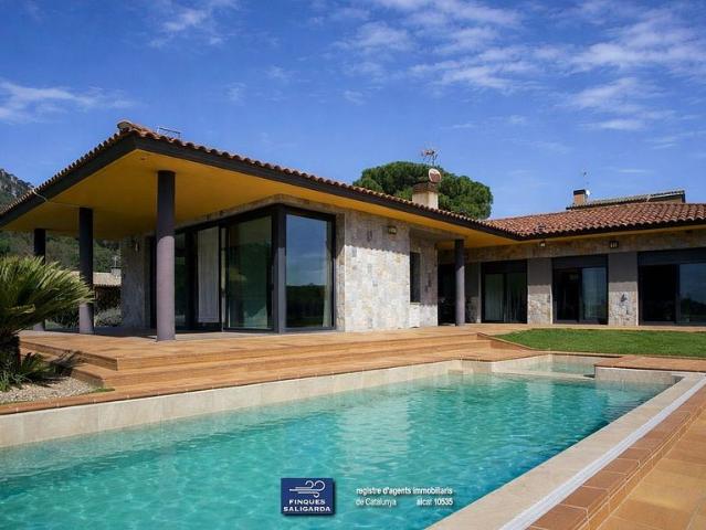 Chalet en venta en calle Del Roure, Sant Martí de Centelles, de 364 m² 5 habitaciones por 685.000