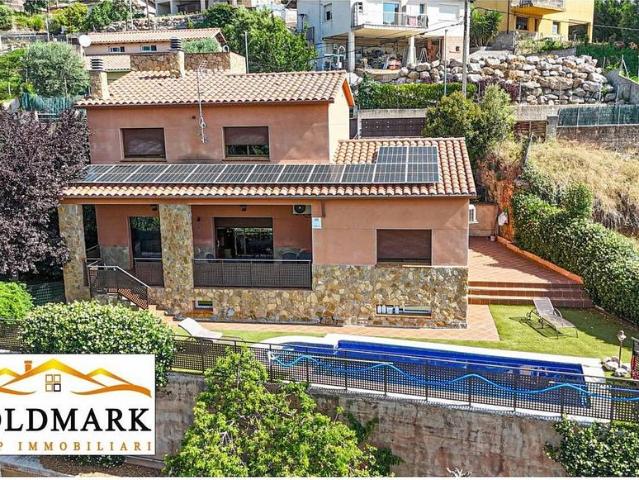Chalet en venta en calle Del Segre, Corbera de Llobregat, de 140 m² 4 habitaciones por 495.000