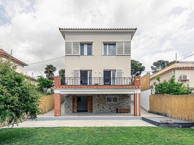 Chalet en venta en calle Del Trèvol, Viladecans, de 133 m² 3 habitaciones por 599.000