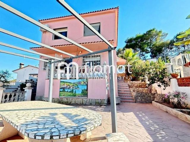 Chalet en venta en calle Dels Garrofers, Albinyana, de 158 m² 4 habitaciones por 294.000