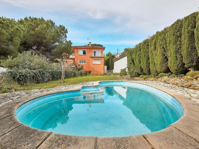 Chalet en venta en calle Dels Llimoners, Canet de Mar, de 570 m² 11 habitaciones por 738.000