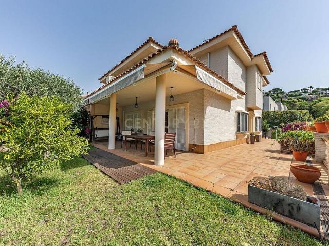 Chalet en venta en calle Dels Pinetons, Cabrils, de 148 m² 4 habitaciones por 750.000