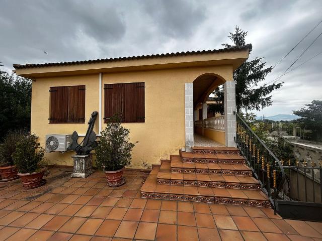 Chalet en venta en calle Dels Pins, Puigpelat, de 260 m² 6 habitaciones por 325.000