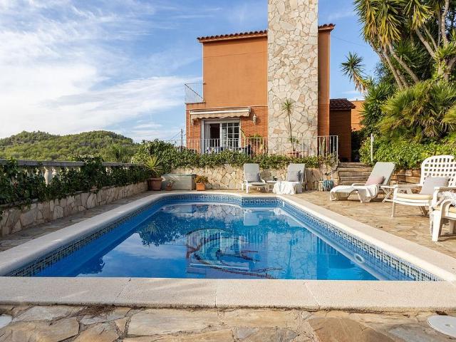 Chalet en venta en calle Dels Pirineus, Olivella, de 250 m² 3 habitaciones por 540.000