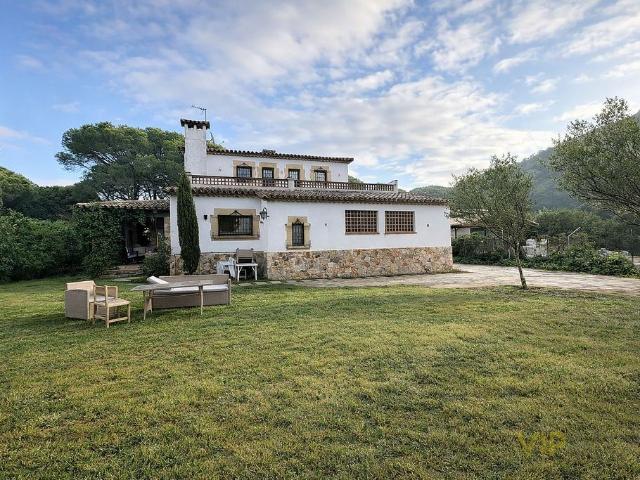 Chalet en venta en calle Dels Pirineus, Santa Cristina d´Aro, de 309 m² 4 habitaciones por 765.000