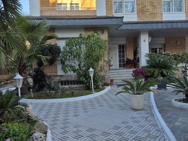 Chalet en venta en calle D'escornalbou, Reus, de 380 m² 5 habitaciones por 699.500
