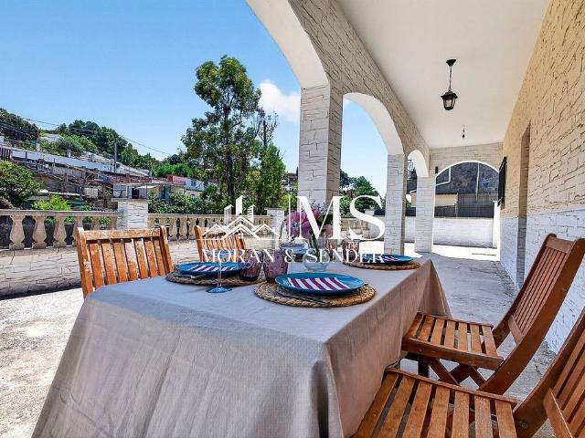 Chalet en venta en calle Desmond Tutu, Rubí, de 154 m² 4 habitaciones por 395.000