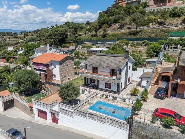 Chalet en venta en calle Els Esquirols, Sant Fost de Campsentelles, de 175 m² 4 habitaciones por 495.000